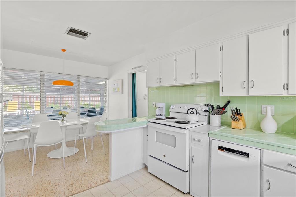 2473 Davis Boulevard Sarasota, FL 34237 - Photo 24 of 69