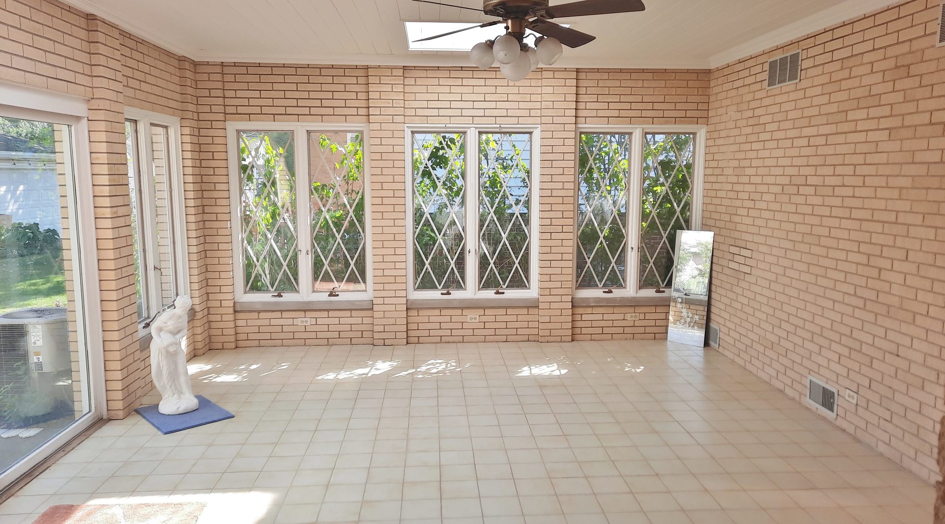 423 North Aldine Avenue Park Ridge, IL 60068 - Photo 11 of 25 a view of an empty room with a window