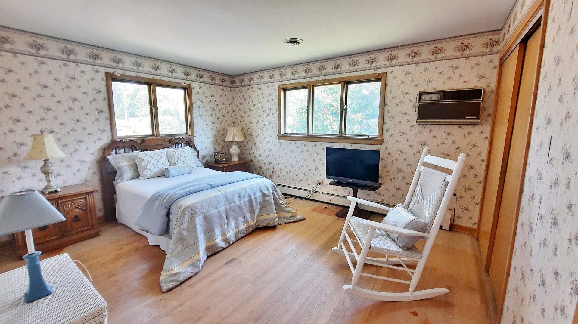423 North Aldine Avenue Park Ridge, IL 60068 - Photo 14 of 25 a bedroom with a bed wooden floor and flat screen tv