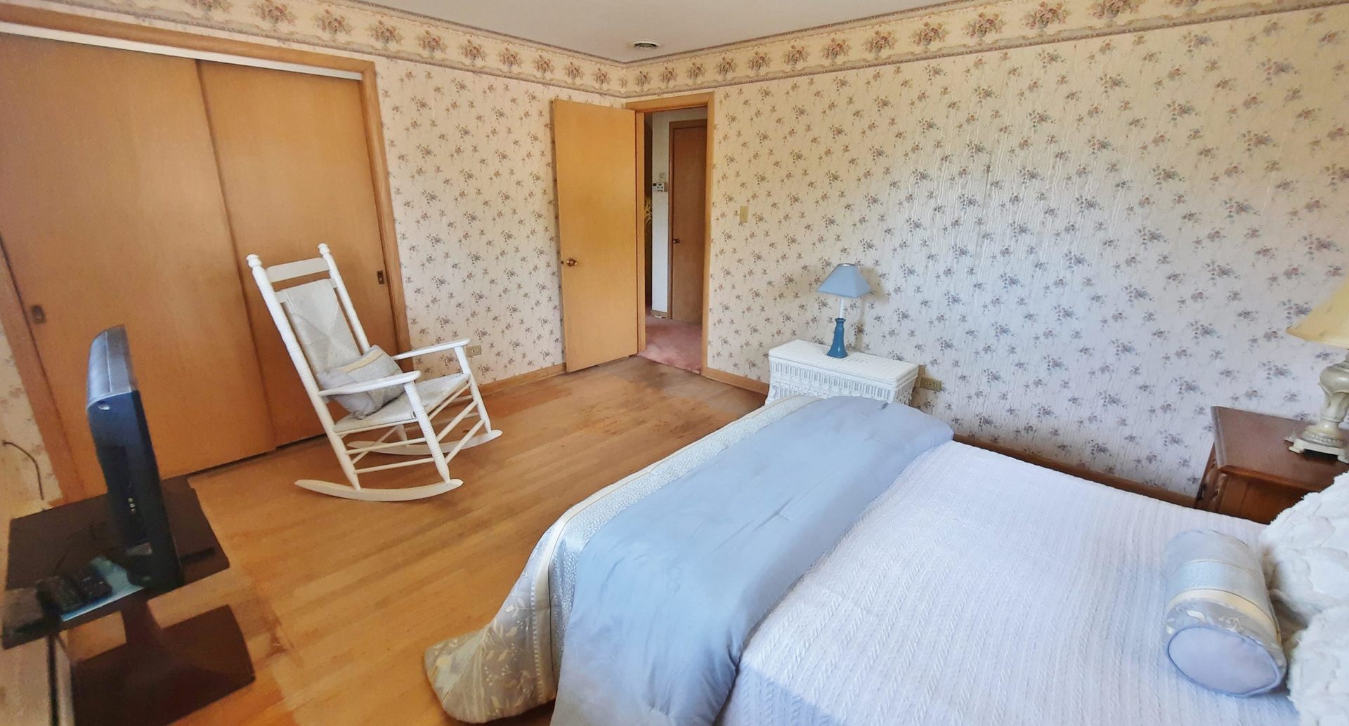 423 North Aldine Avenue Park Ridge, IL 60068 - Photo 15 of 25 a bedroom with a bed and a chair