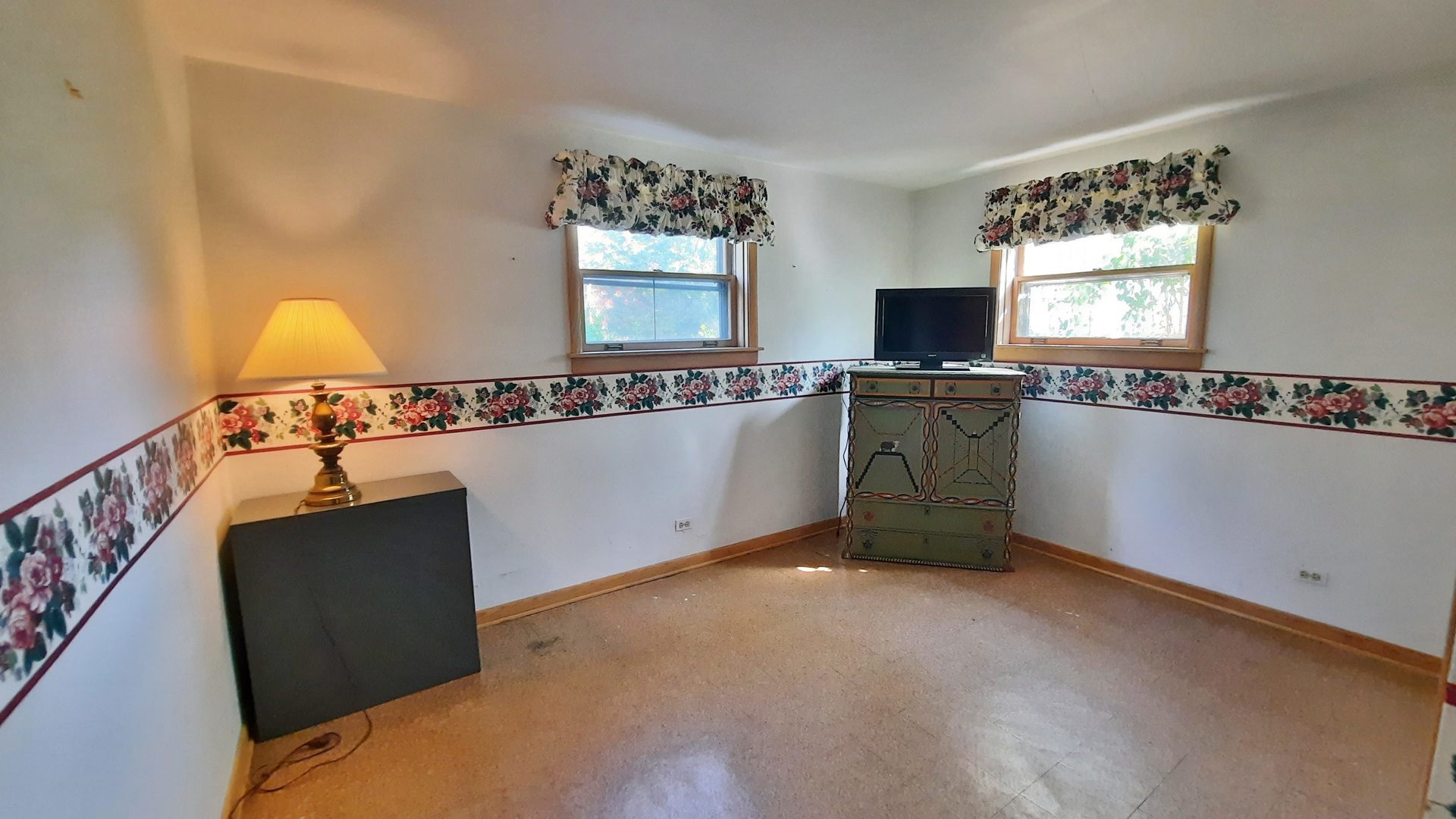 423 North Aldine Avenue Park Ridge, IL 60068 - Photo 20 of 25 a kitchen with a stove a refrigerator and a sink