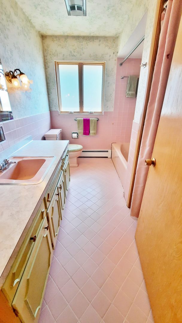 423 North Aldine Avenue Park Ridge, IL 60068 - Photo 21 of 25 a bathroom with a tub sink and mirror