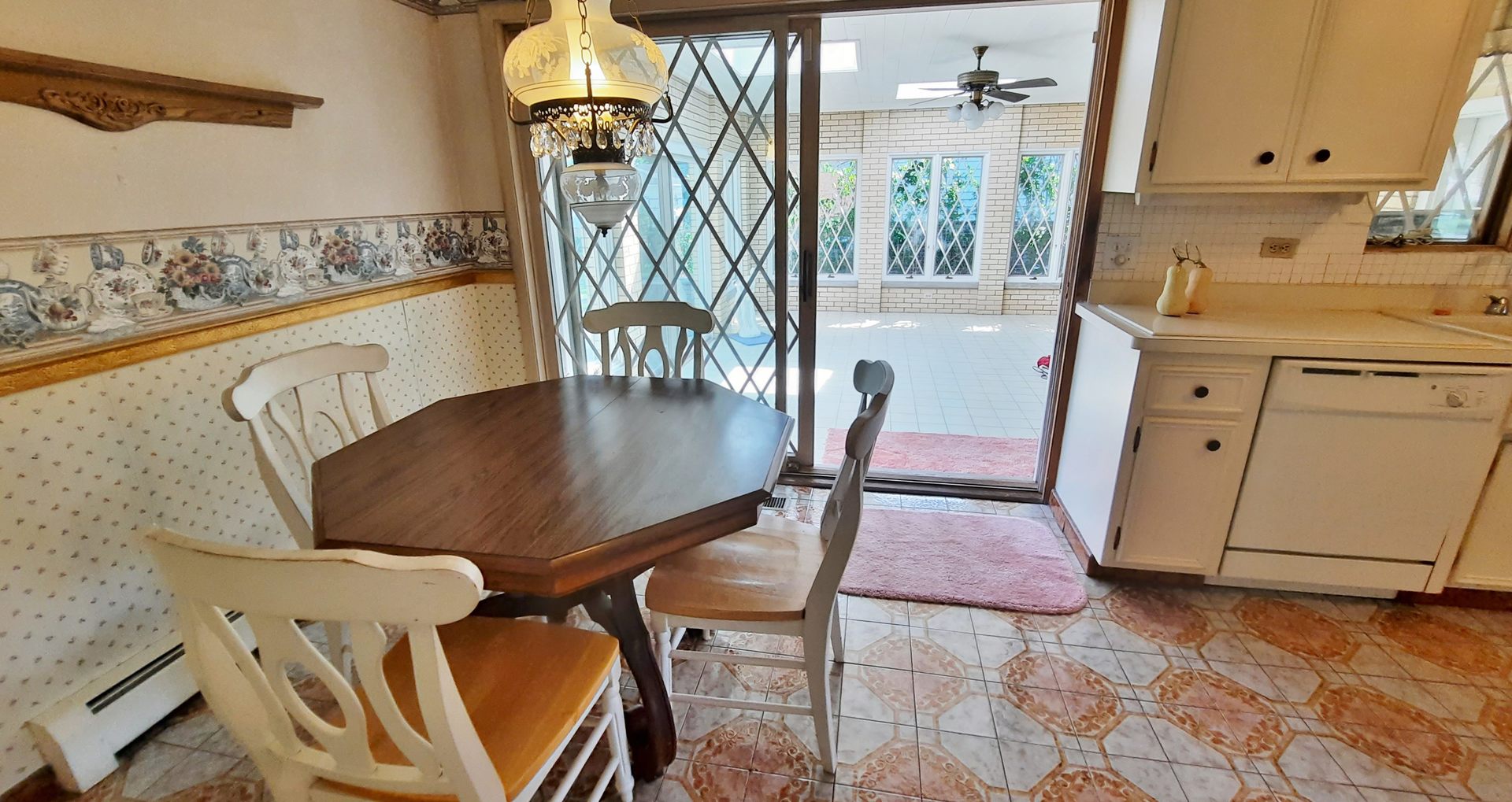 423 North Aldine Avenue Park Ridge, IL 60068 - Photo 8 of 25 a view of a dining room with furniture and a rug