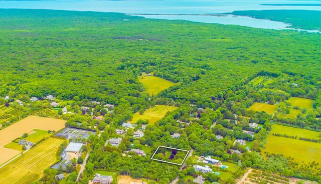 $2,900,000 | 15 Fieldview Lane, East Hampton, NY 11937