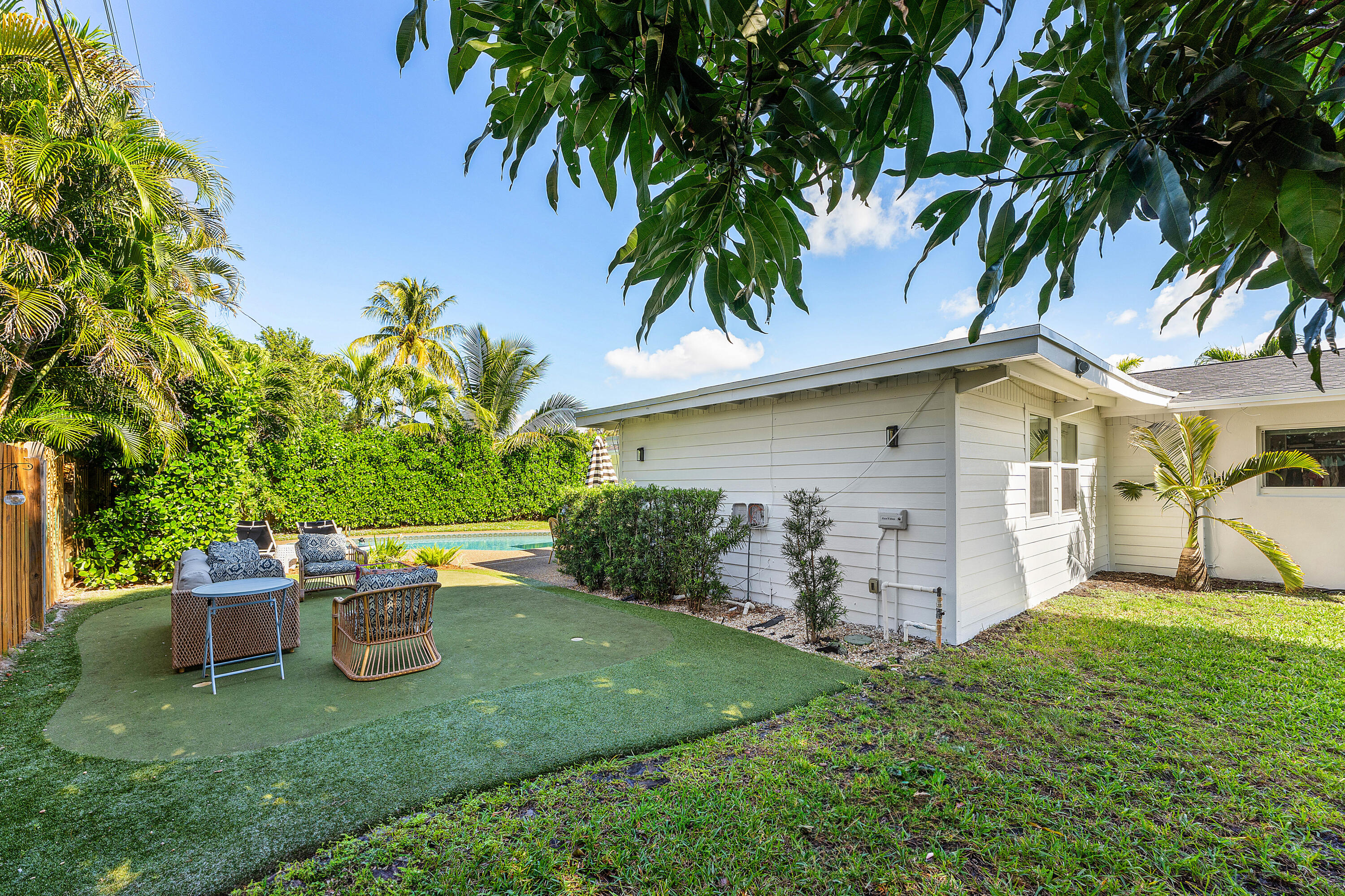 514 Dover Road Tequesta, FL 33469 - Photo 36 of 37 a backyard of a house with table and chairs plants