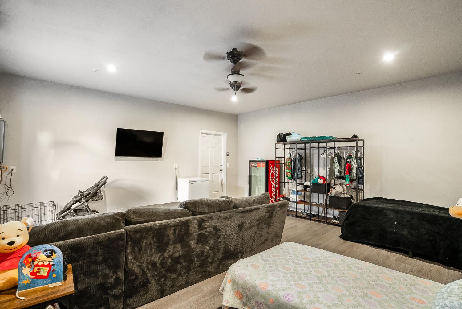 1869 East Gum Avenue Reedley, CA 93654 - Photo 9 of 27 Bonus room