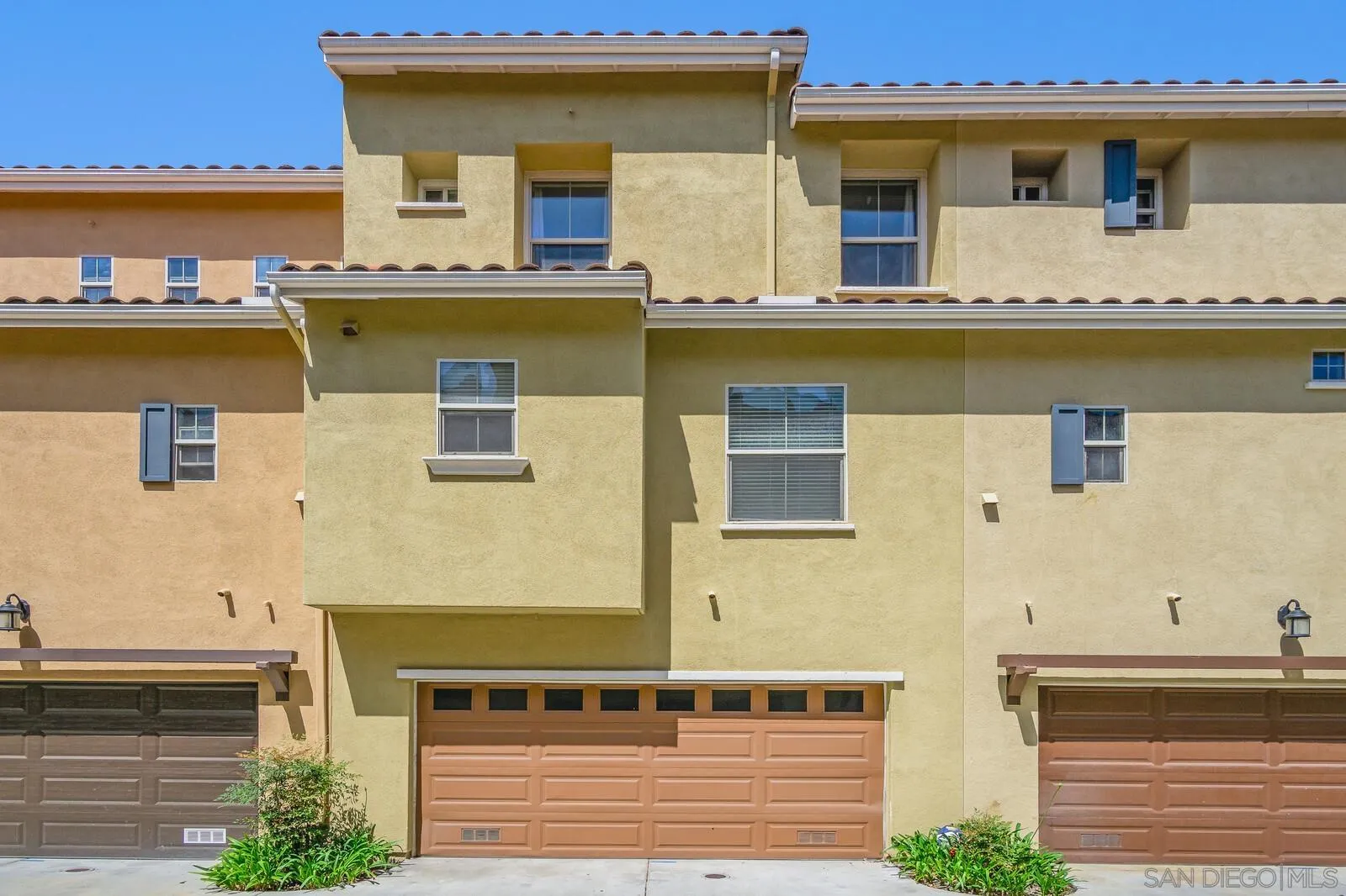 2252 Huntington Point Road, Unit 87 Chula Vista, CA 91914 - Photo 23 of 26 a view of a house with a swimming pool