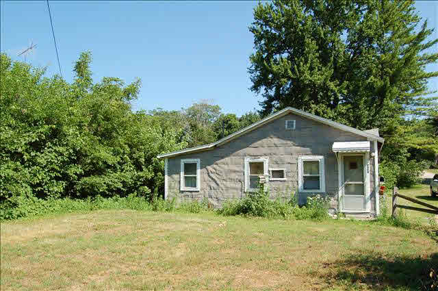 9009 Oakridge Road Temperance, MI 48182 - Photo 1 of 7 20414032.JPG