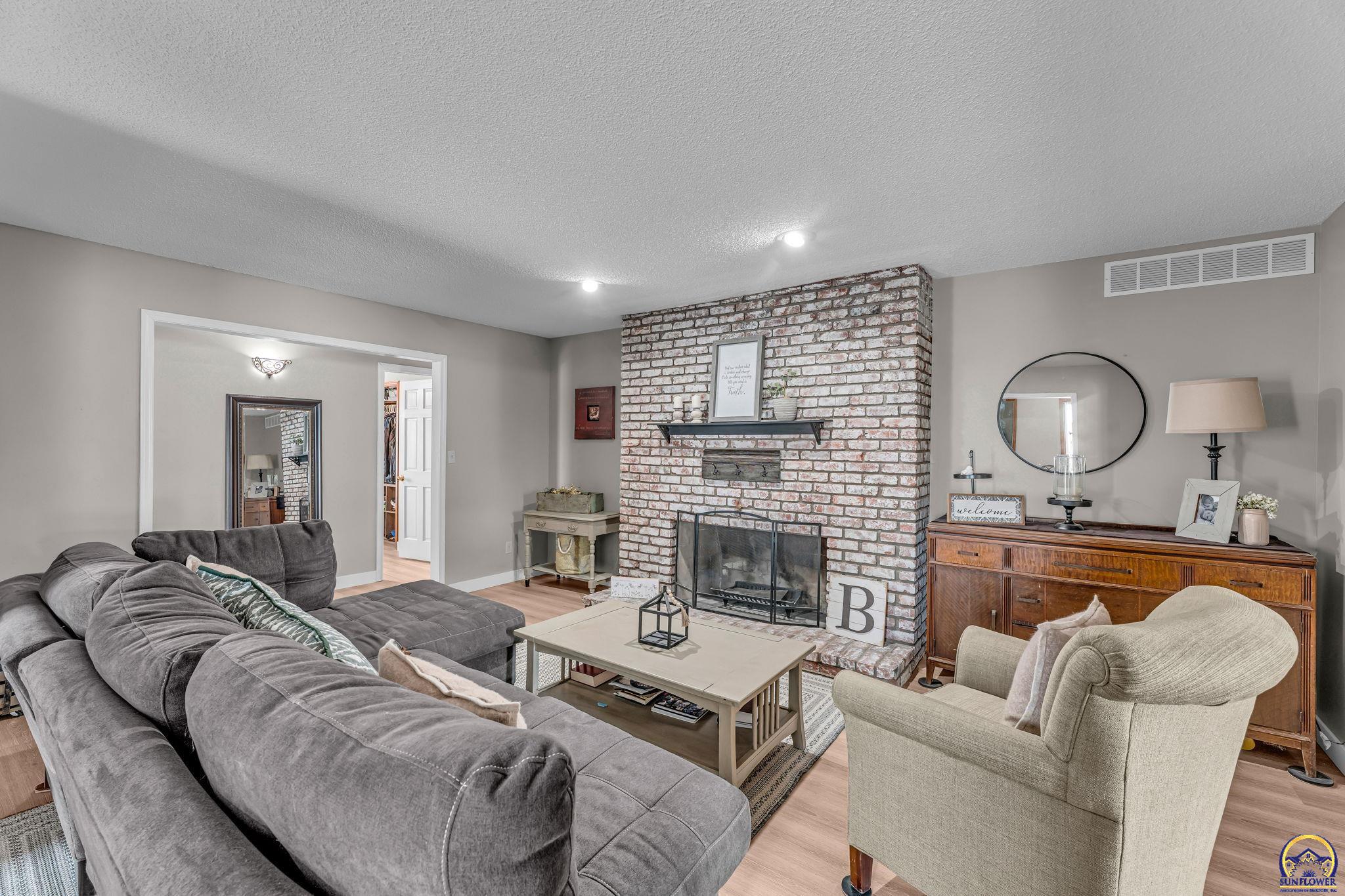 8425 Southwest 21st Street Topeka, KS 66615 - Photo 4 of 21