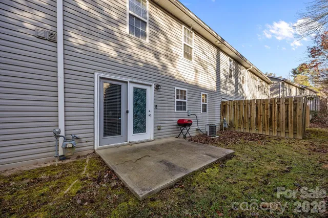 a view of a house with backyard