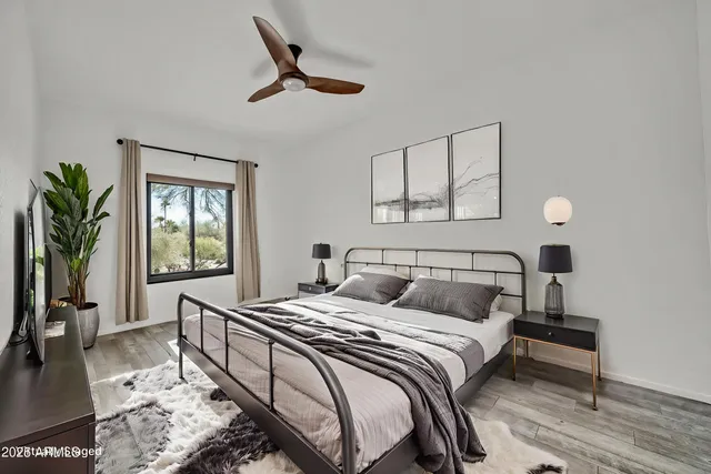 a view of livingroom and hardwood floor