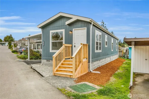 a view of a house with backyard and porch