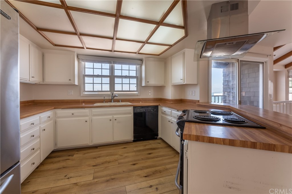 4 64th Place Long Beach, CA 90803 - Photo 43 of 58 Spacious apartment kitchen