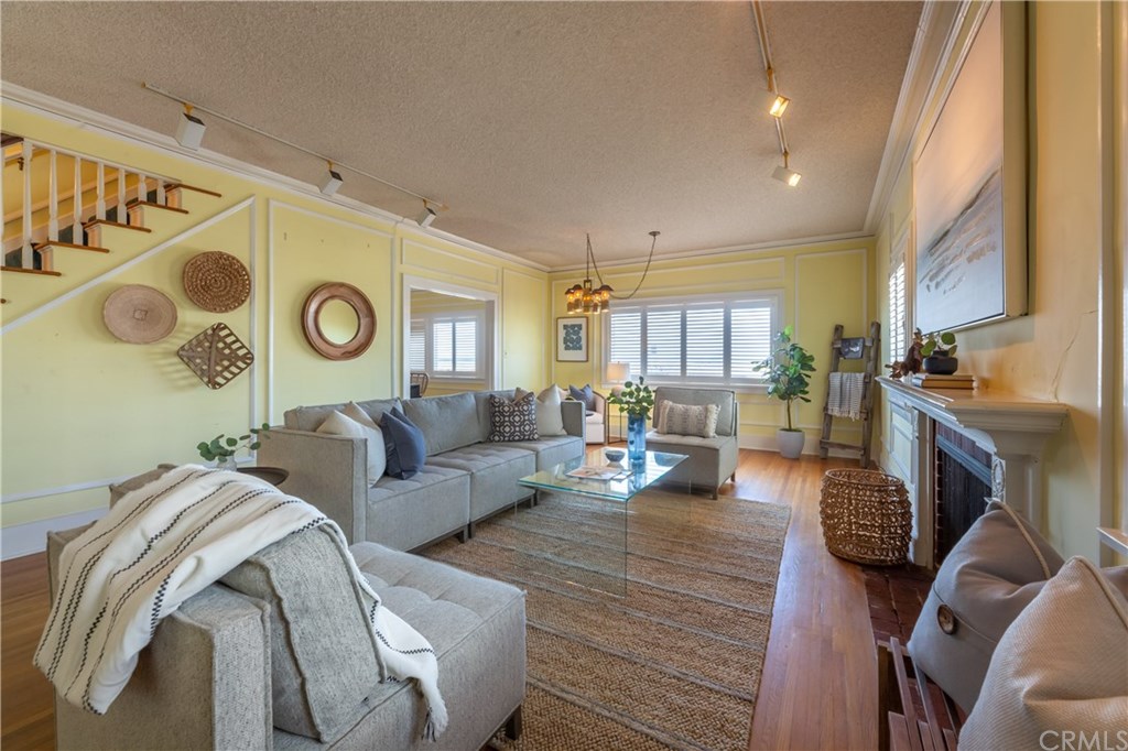 4 64th Place Long Beach, CA 90803 - Photo 6 of 58 Spacious Living Room takes in Views of the Ocean