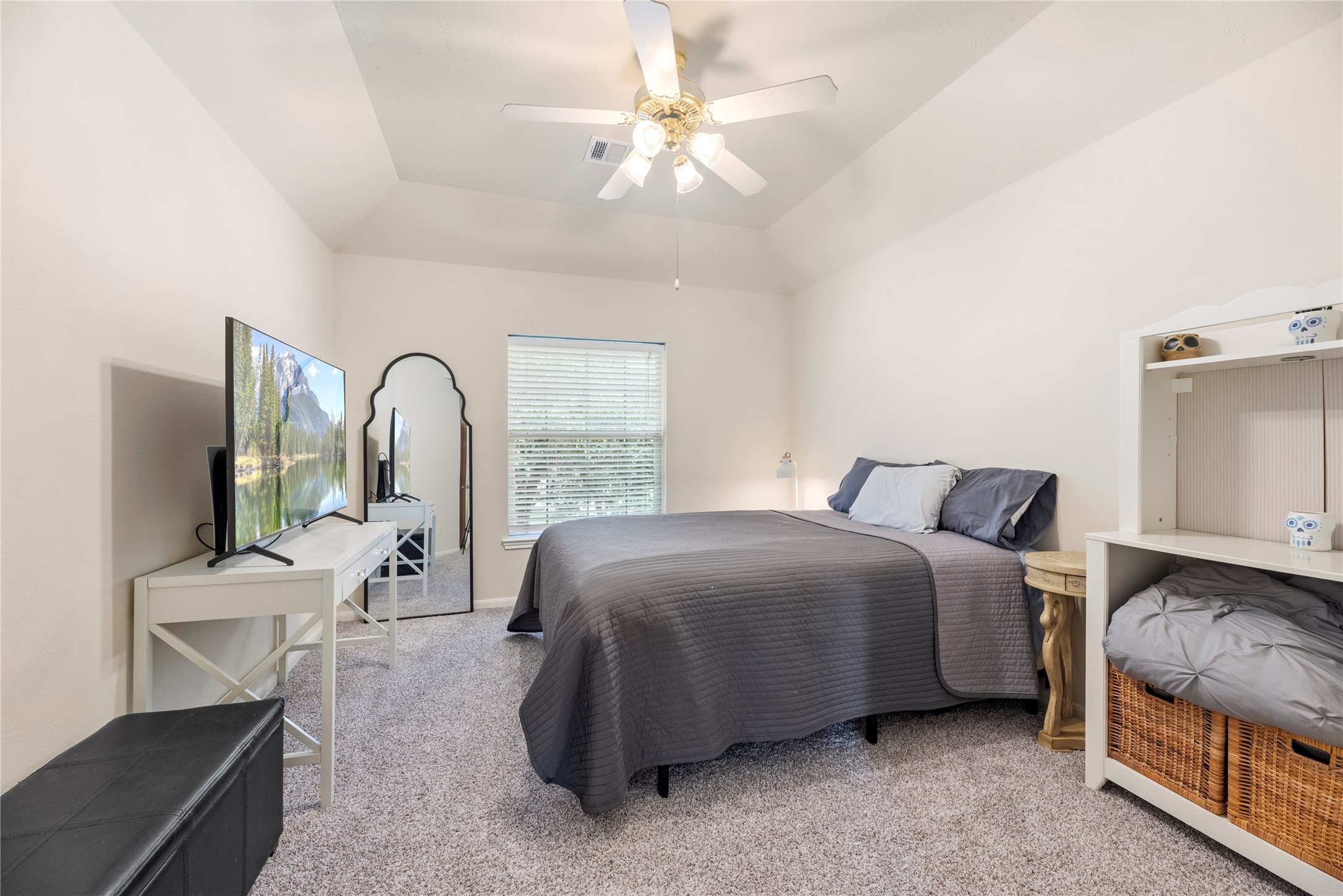7930 Chateau Point Lane Houston, TX 77041 - Photo 30 of 34 Another spacious secondary bedroom with a walk-in closet.