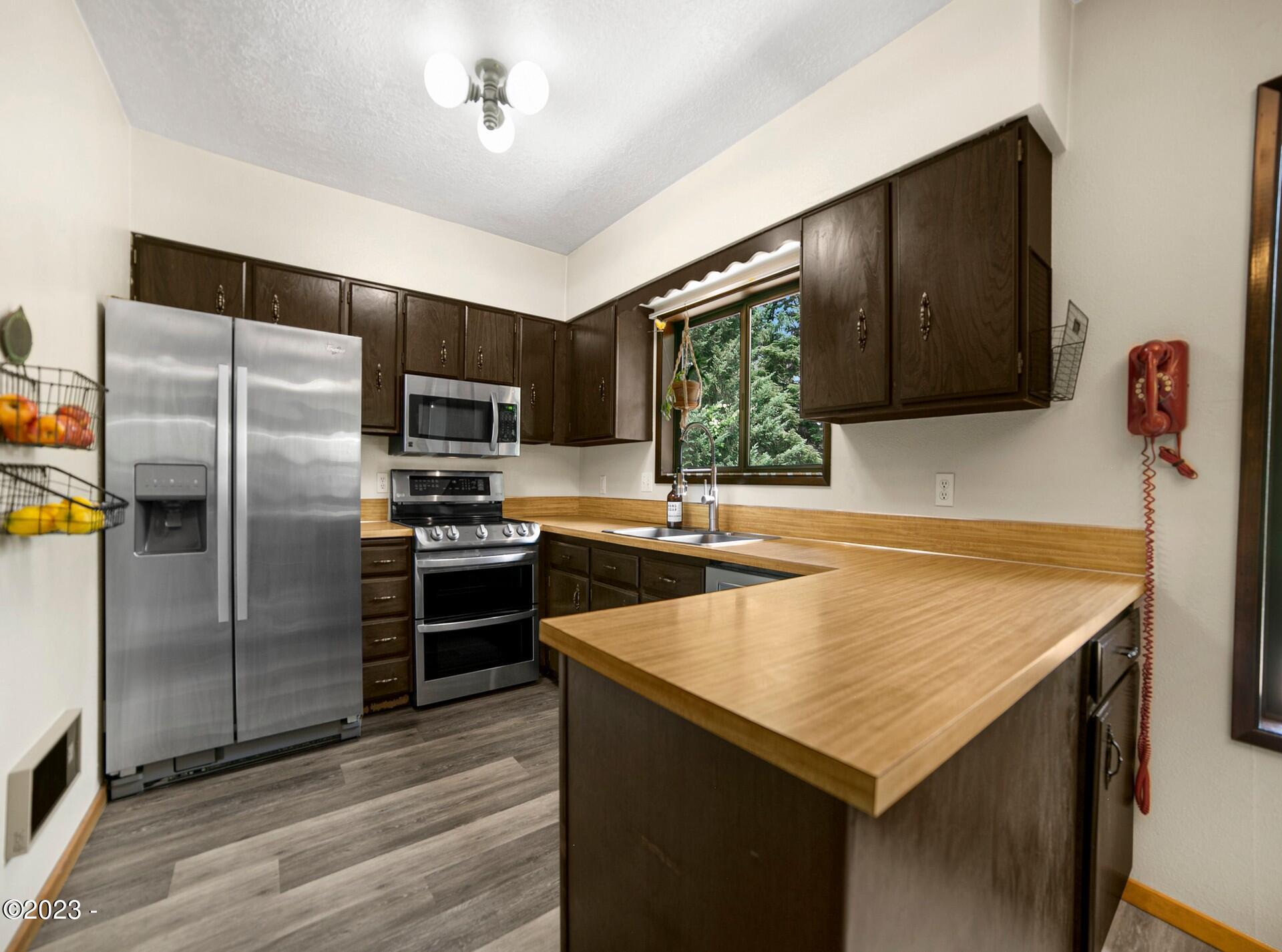 320 Northeast Rebel Road Waldport, OR 97394 - Photo 13 of 42 20