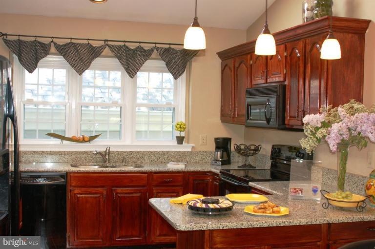 6566 Forsythia Street Springfield, VA 22150 - Photo 9 of 27 Kitchen