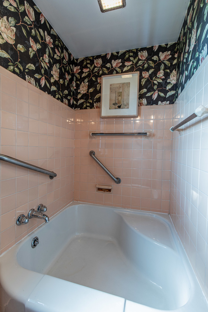 1840 South Main Street Princeton, IL 61356 - Photo 15 of 51 a bathroom with a bathtub