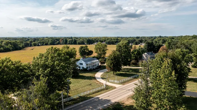 a bench is sitting in front of a building