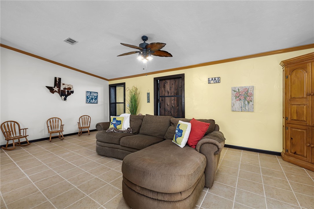 1761 Lcr 822 Groesbeck, TX 76642 - Photo 20 of 93 a living room with furniture