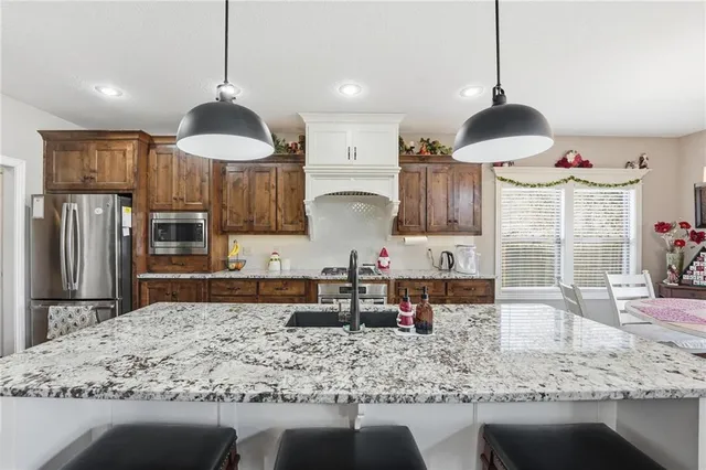 $575,000 | 2204 Northeast 111th Terrace, Kansas City, MO 64155