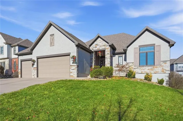 $575,000 | 2204 Northeast 111th Terrace, Kansas City, MO 64155