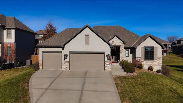 $575,000 | 2204 Northeast 111th Terrace, Kansas City, MO 64155