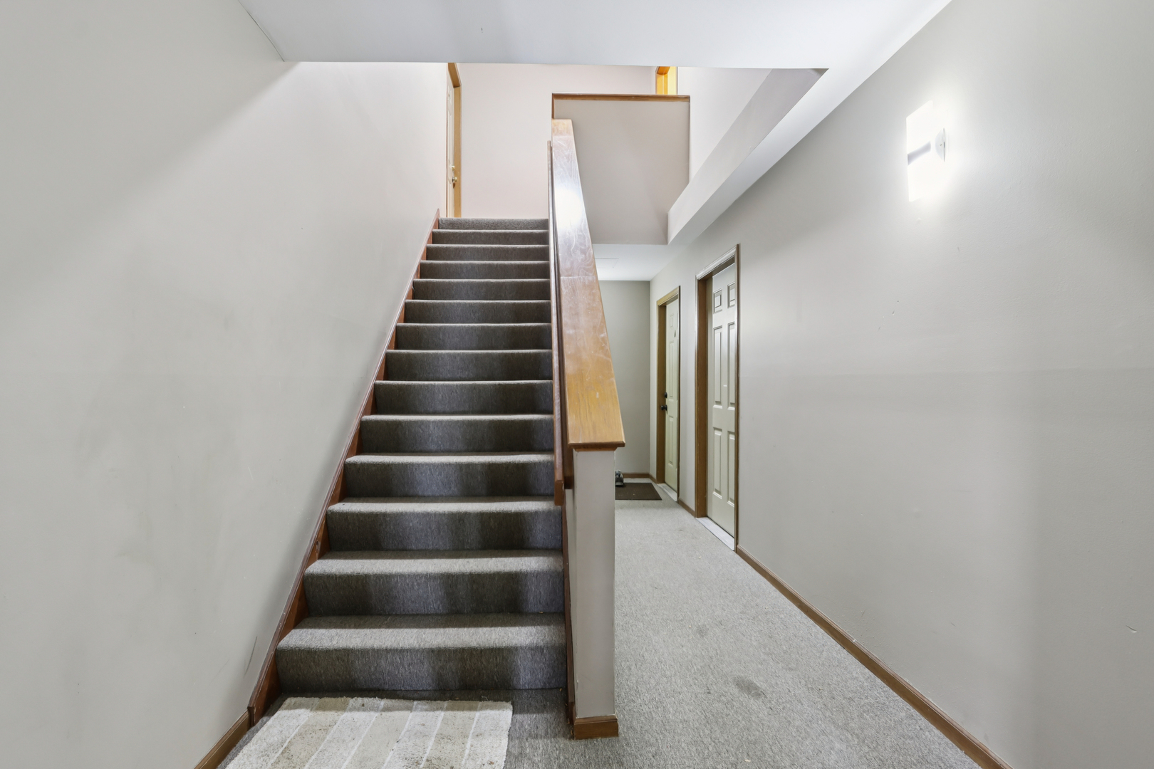 655 Waverly Drive, Unit C Elgin, IL 60120 - Photo 5 of 21 a view of an entryway