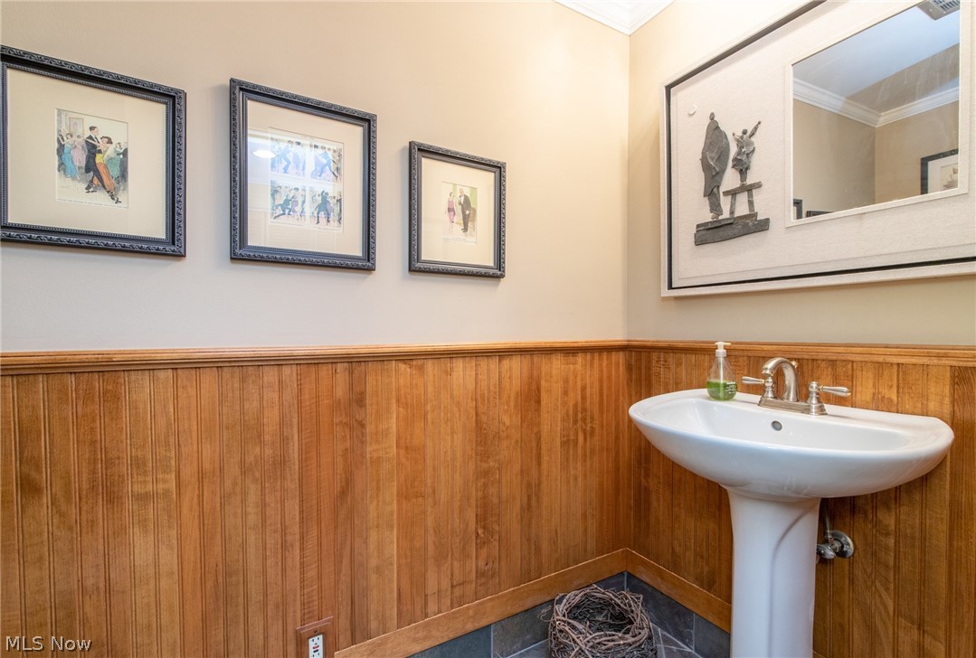 3217 Bremerton Road Pepper Pike, OH 44124 - Photo 18 of 35 Powder room