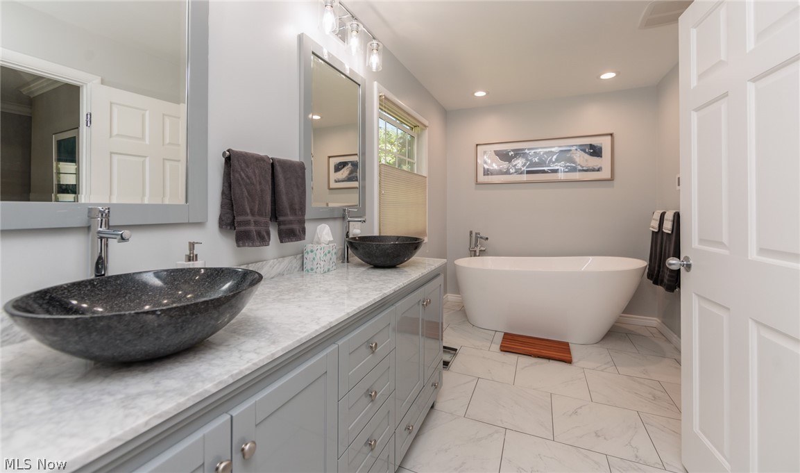 4511 Ranchwood Road Akron, OH 44333 - Photo 17 of 38 Owners full bath