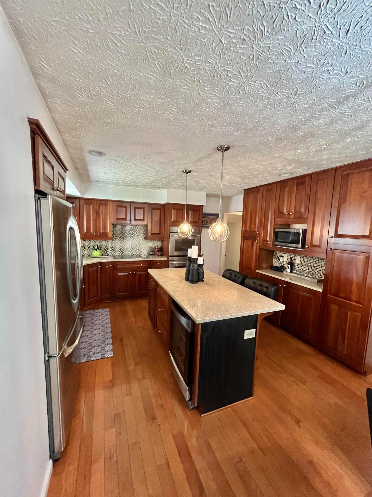2066 Nobleshire Road Columbus, OH 43229 - Photo 7 of 40 FullSizeRender