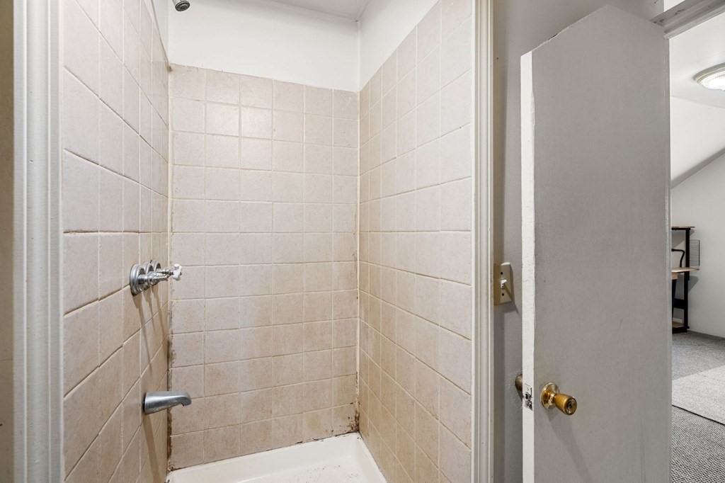 29 Harding Avenue Everett, MA 02149 - Photo 11 of 32 a bathroom with a bathtub