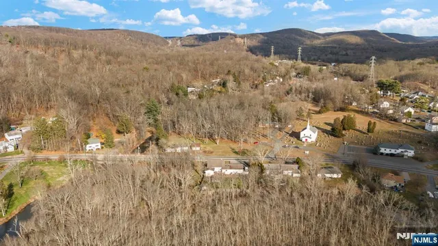 a picture of a cabinet