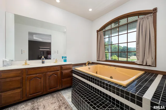 $488,000 | 25479 North Boat Dock Road, Canton, IL 61520