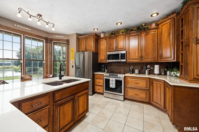 $488,000 | 25479 North Boat Dock Road, Canton, IL 61520