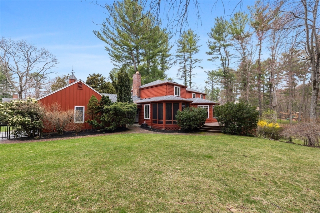 13 Townsend Road Lynnfield, MA 01940 - Photo 32 of 37 a front view of a house with garden