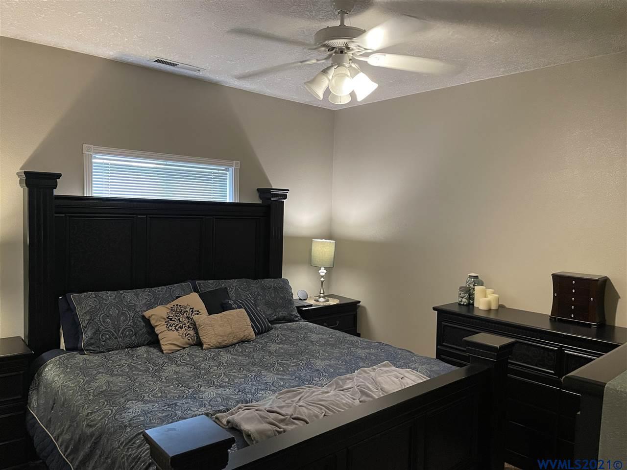 979 Rupp Avenue Northeast Keizer, OR 97303 - Photo 16 of 24 Gallery Image 16