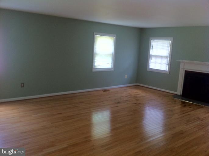 12602 Silverbirch Lane Laurel, MD 20708 - Photo 8 of 30 Living Room
