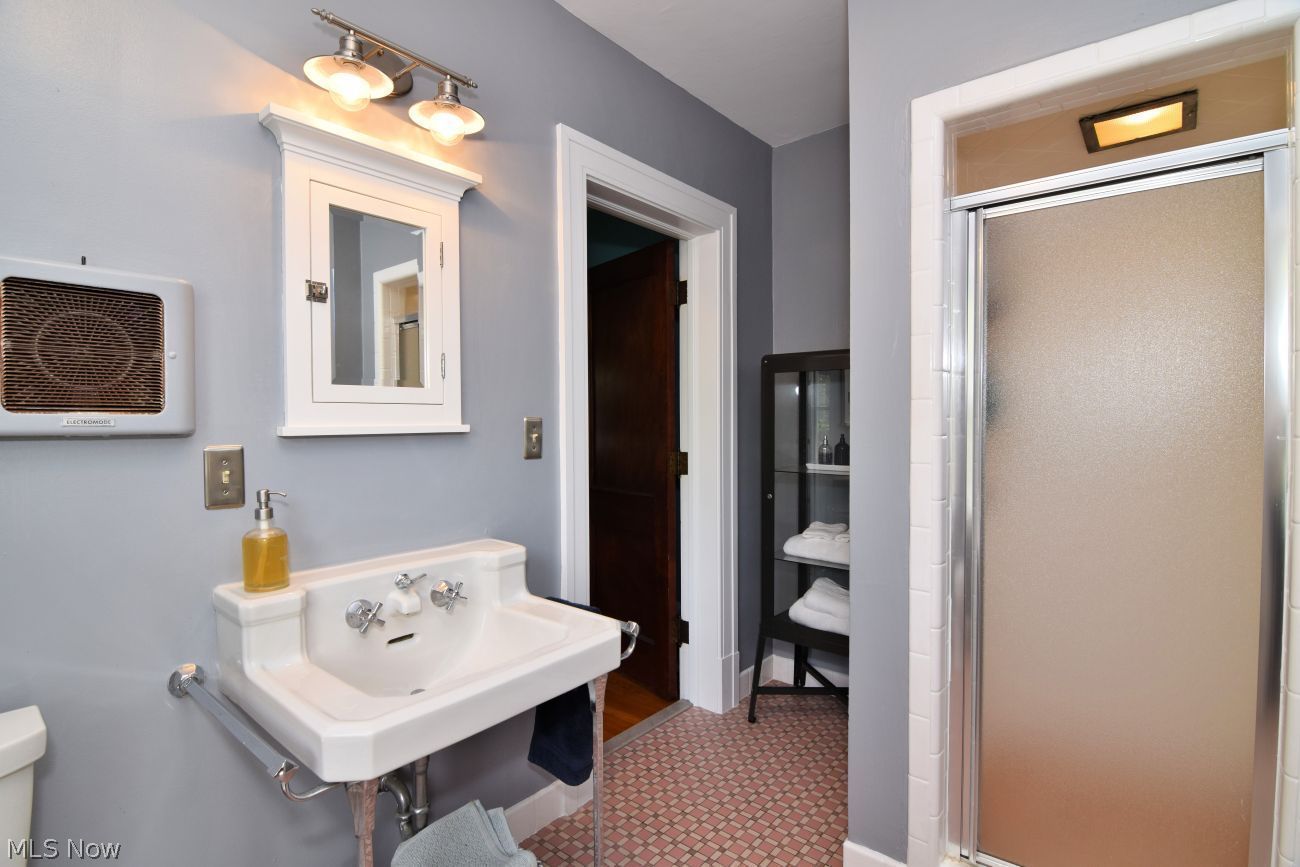 2868 Lee Road Cleveland, OH 44120 - Photo 25 of 35 Bathroom
