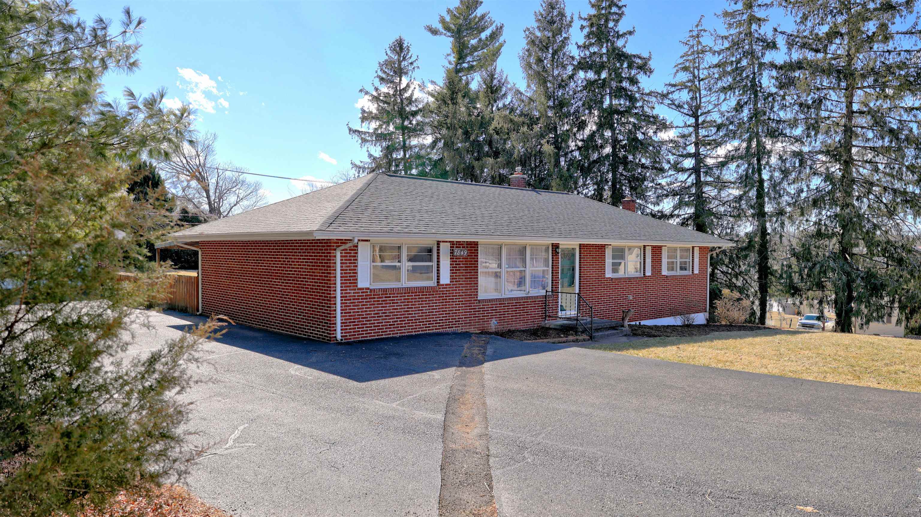 7849 Brandon Road Radford, VA 24141 - Photo 3 of 38 Gallery Image 3