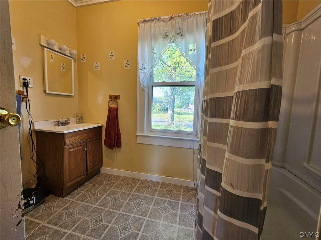 605 Buckley Road Salina, NY 13088 - Photo 16 of 33 1st floor full bath