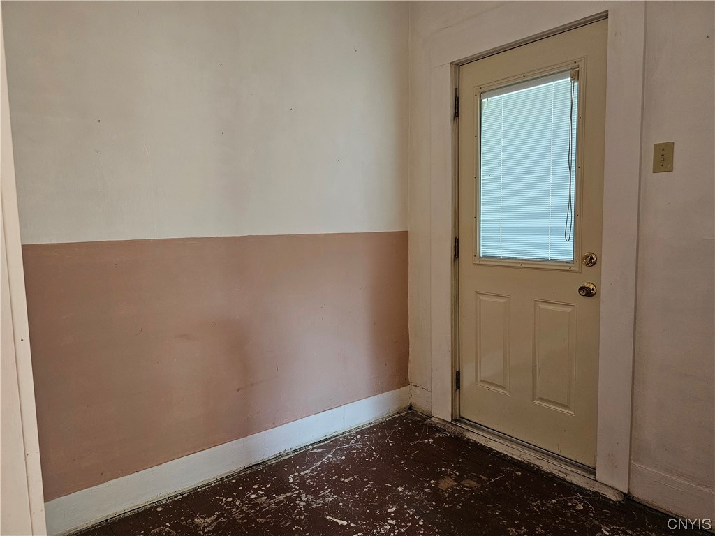 605 Buckley Road Salina, NY 13088 - Photo 6 of 33 Front foyer