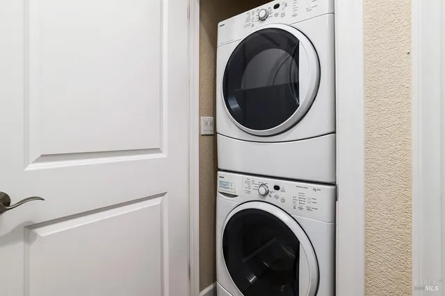 a close up view of a washer and dryer
