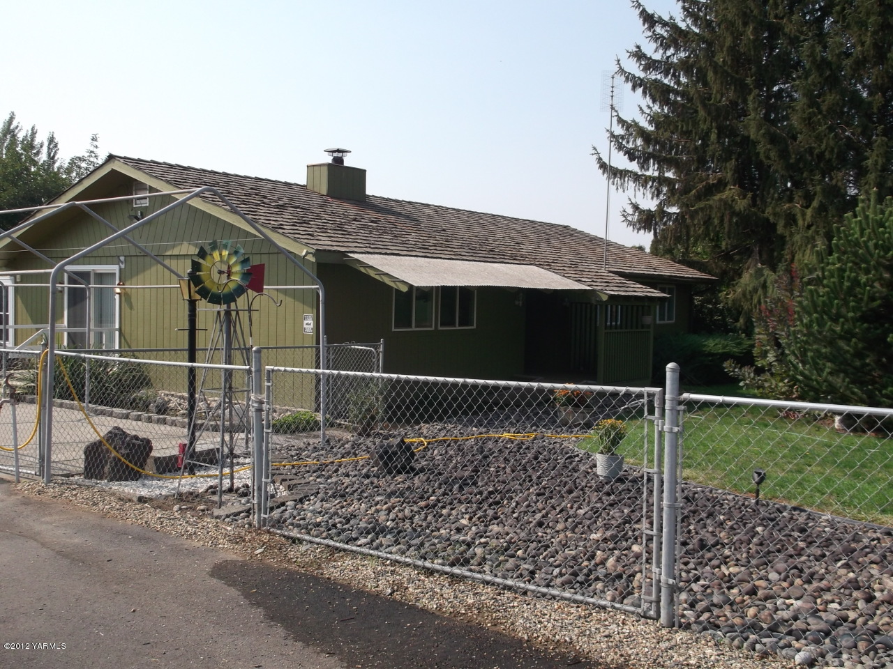 790 Murray Road Mabton, WA 98935 - Photo 1 of 18 a front view of a house with plants