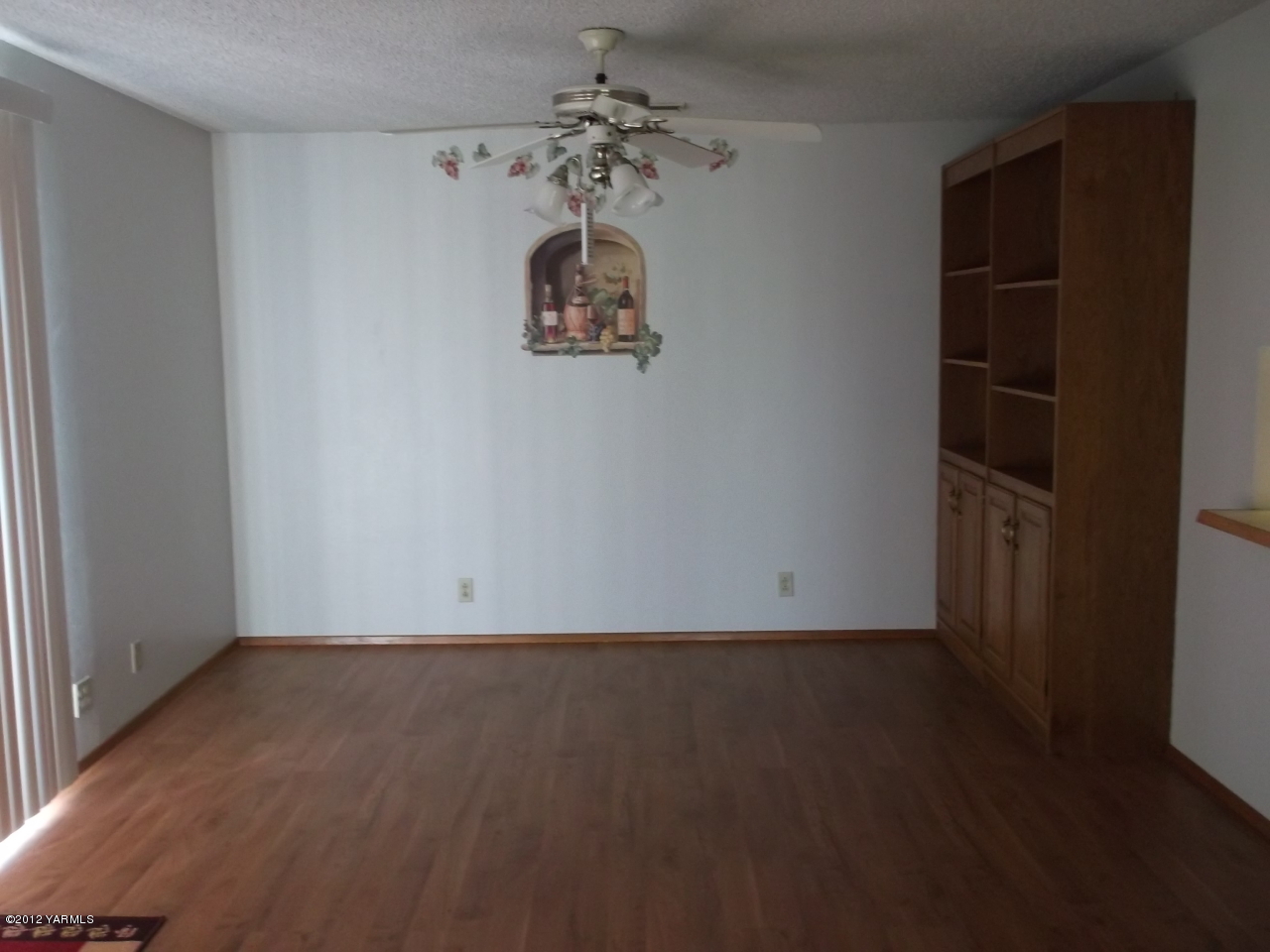 790 Murray Road Mabton, WA 98935 - Photo 3 of 18 an empty room with a door