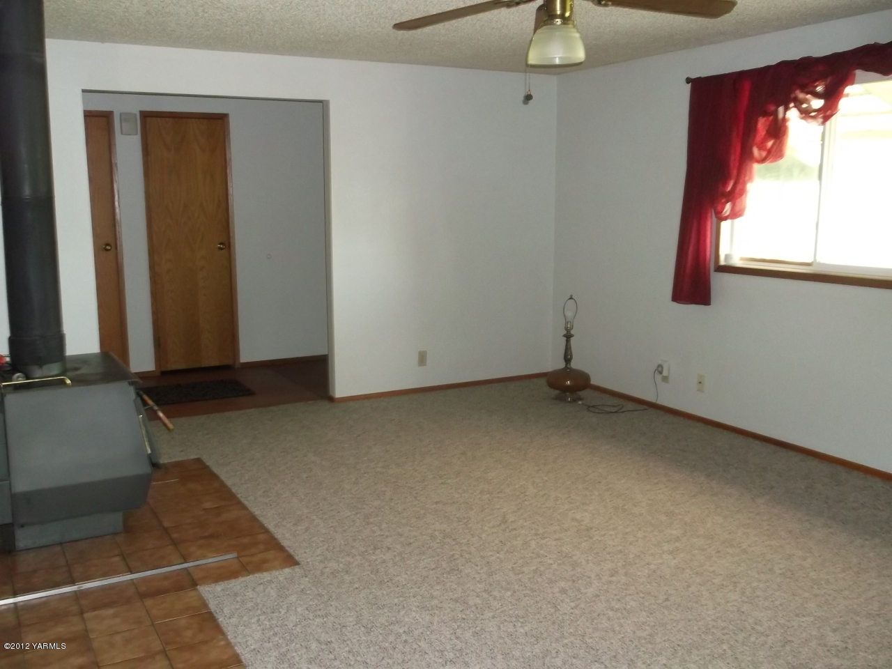 790 Murray Road Mabton, WA 98935 - Photo 4 of 18 an empty room with windows