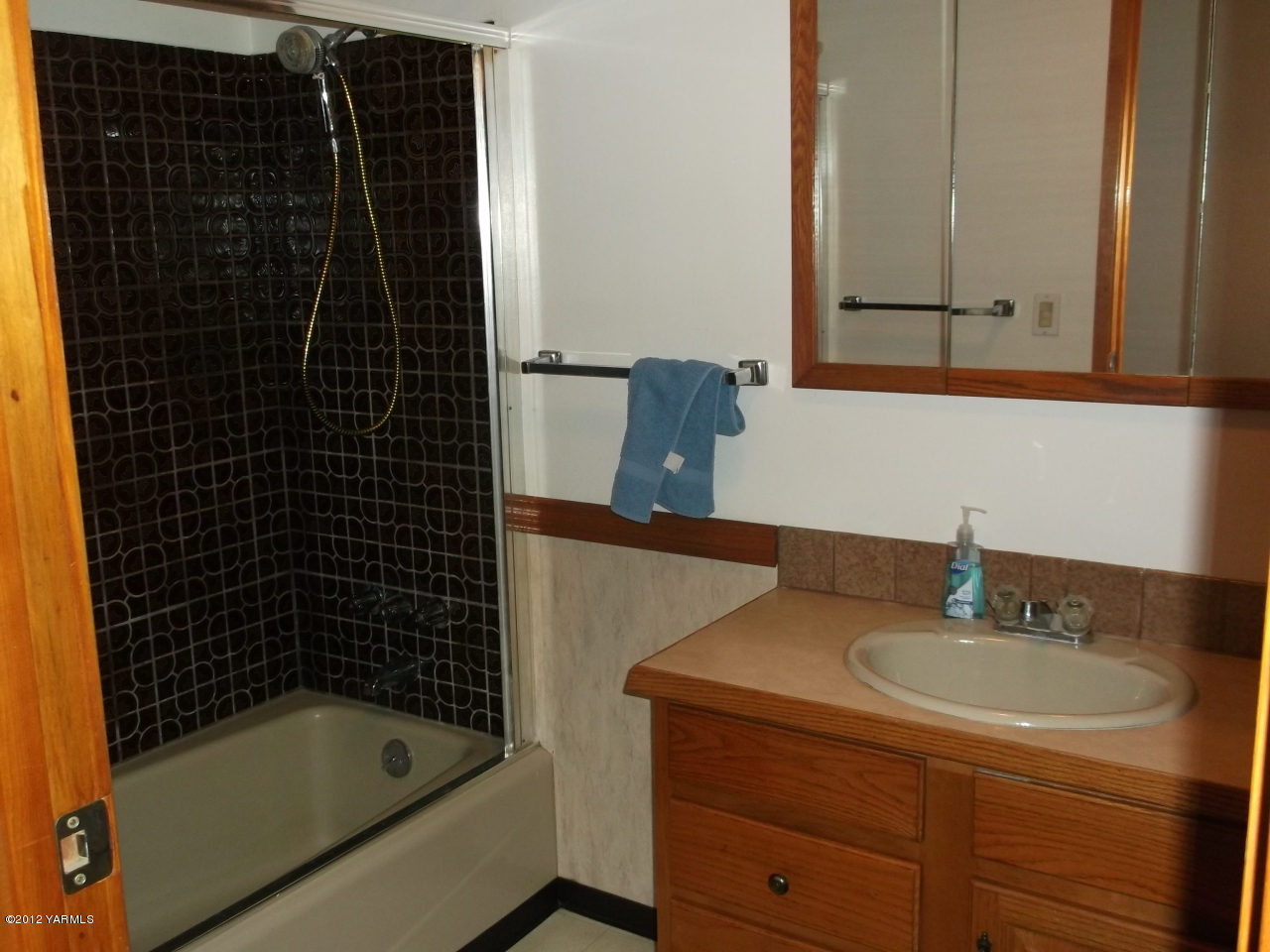 790 Murray Road Mabton, WA 98935 - Photo 5 of 18 a bathroom with a sink and a shower