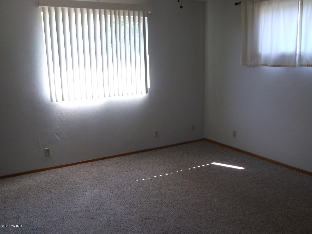 790 Murray Road Mabton, WA 98935 - Photo 6 of 18 an empty room with a window