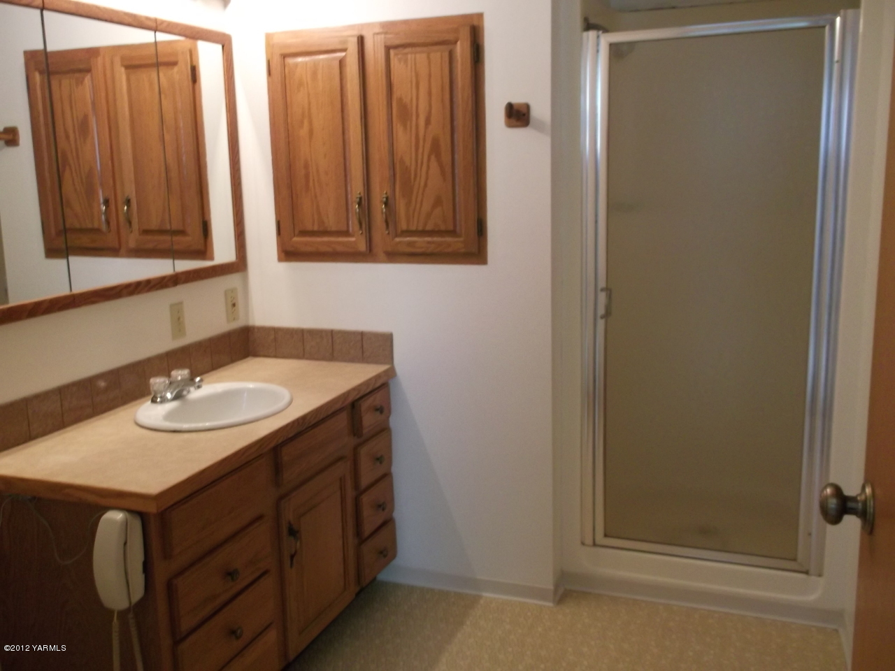 790 Murray Road Mabton, WA 98935 - Photo 7 of 18 a bathroom with a sink and a mirror