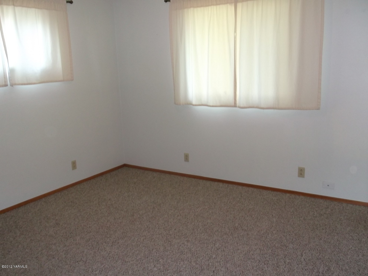 790 Murray Road Mabton, WA 98935 - Photo 8 of 18 an empty room with a window